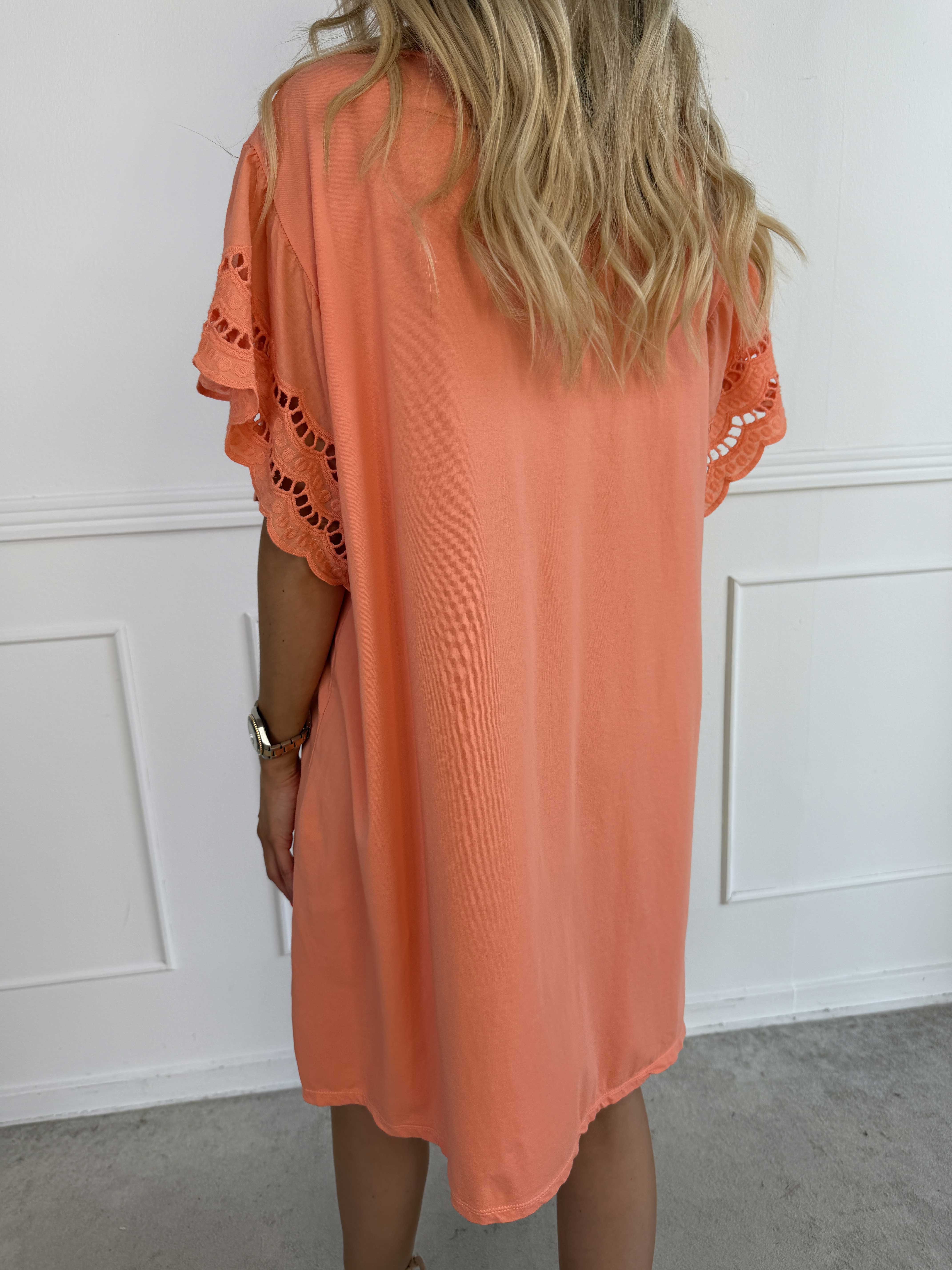 Magnolia - T-shirtkjole i blød bomuld med fine ærmer i broderet hulmønster